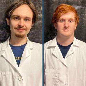 菠菜网最稳定正规平台学生达科塔·帕内尔(左)和杰西·奥雷尔(右)的研究项目在最近的查尔斯顿国会大学本科生研究日上被选为“生物和生化科学类”的“第一名”.
